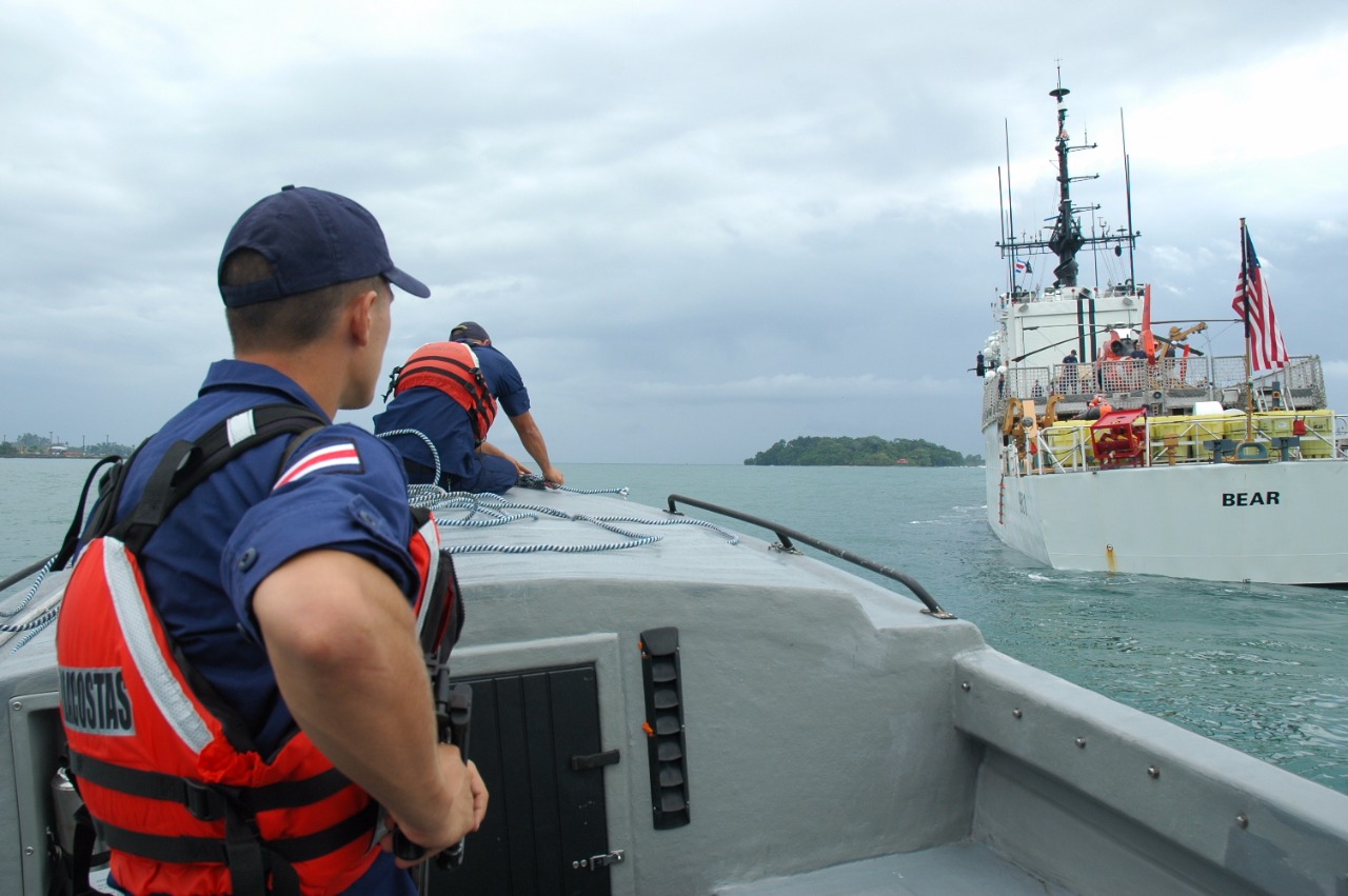 Autoridades detienen yate cargado con droga 