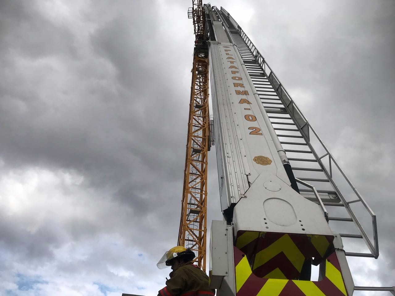 Rescatan hombre atrapado a 40 metros de altura en Curridabat