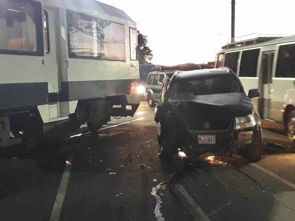 Vehículo chocó de frente con tren en Heredia 