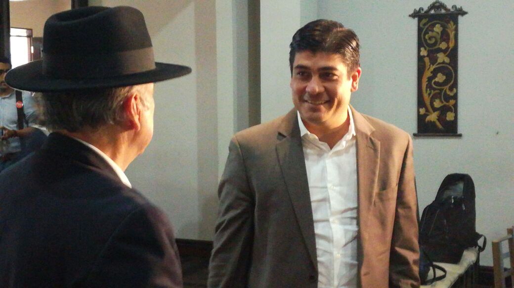 Ottón Solís pide votos para Carlos Alvarado