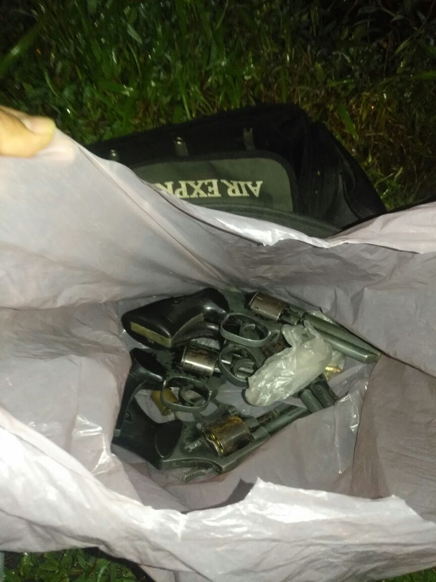 Armas de fuego lanzadas desde uno de los carros.