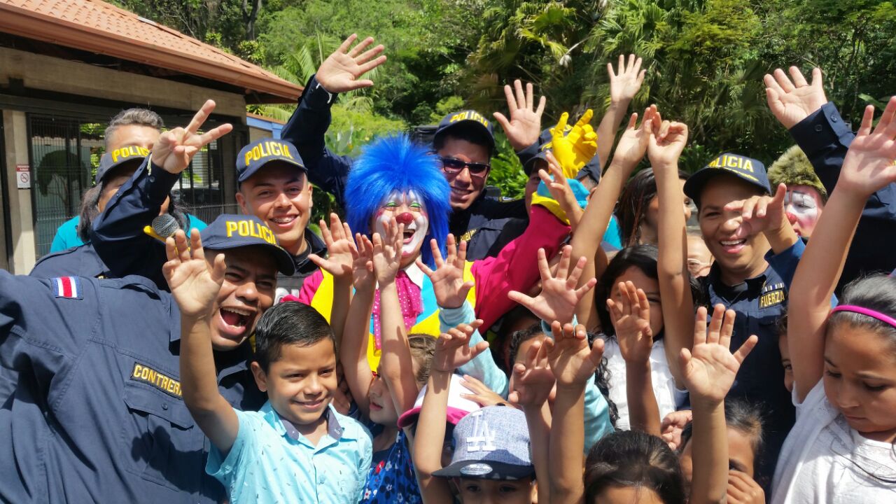 OIJ regaló paquetes escolares y uniformes 