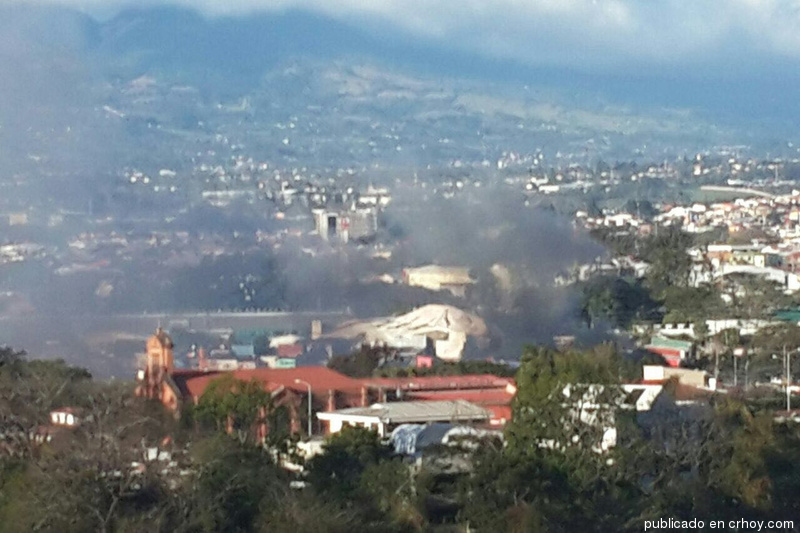Incendio afectó tres viviendas en Goicoechea