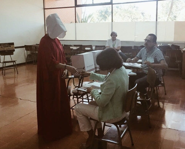 Ticas protestan disfrazadas en contra de 