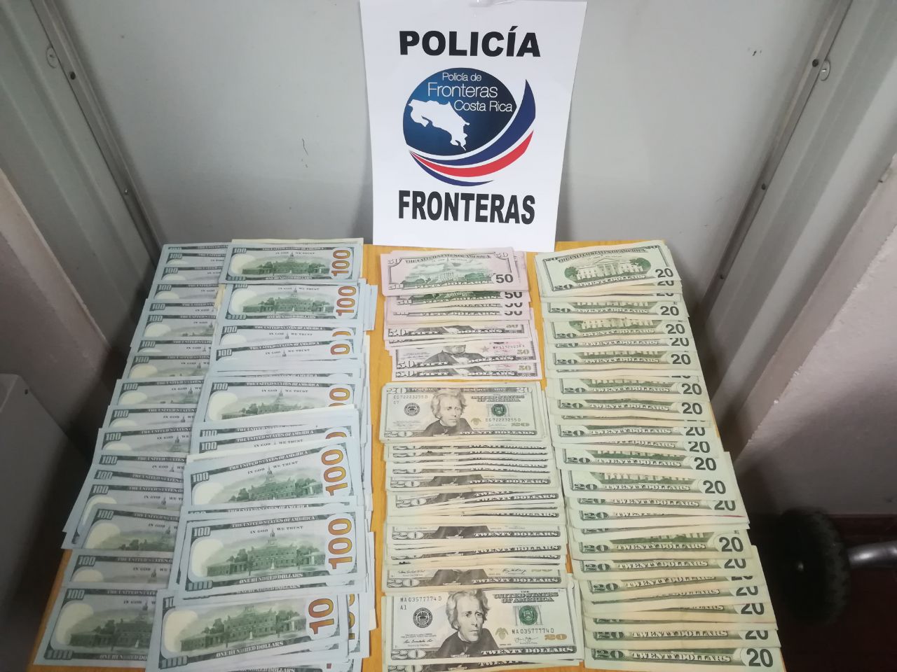 Dinero decomisado por la Policía de Fronteras