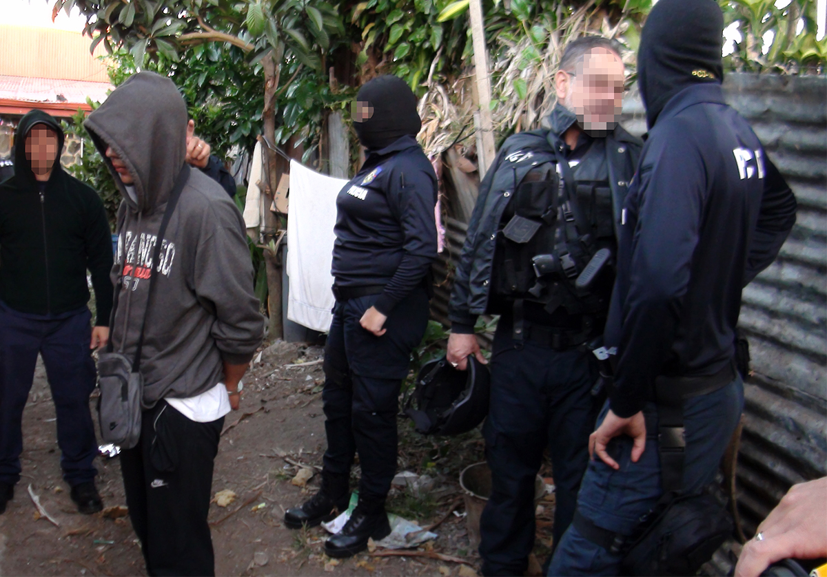 Policía allana vivienda en Calle Blancos 
