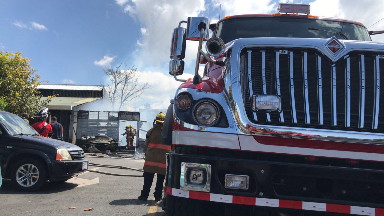 Atienden fuego en vivienda de San Sebastián
