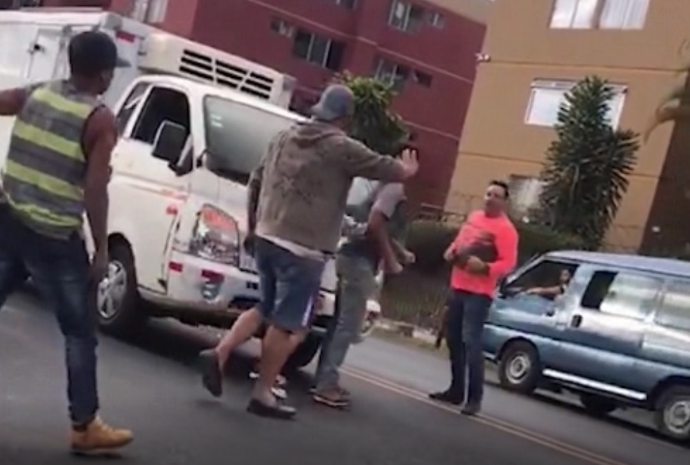 (+VIDEO) Conductores se enfrentan en plena vía pública