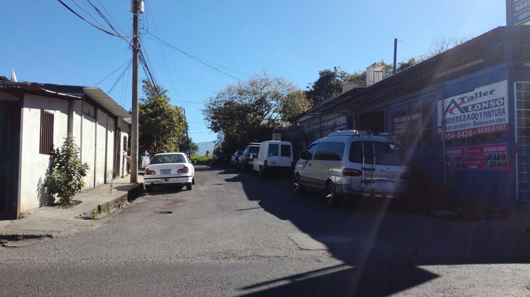 (+VIDEO) Carros mal estacionados obstruyen tránsito