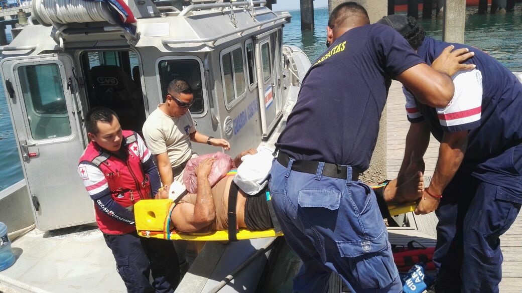 Pescador rescatado tras caer desde cubierta en Jacó