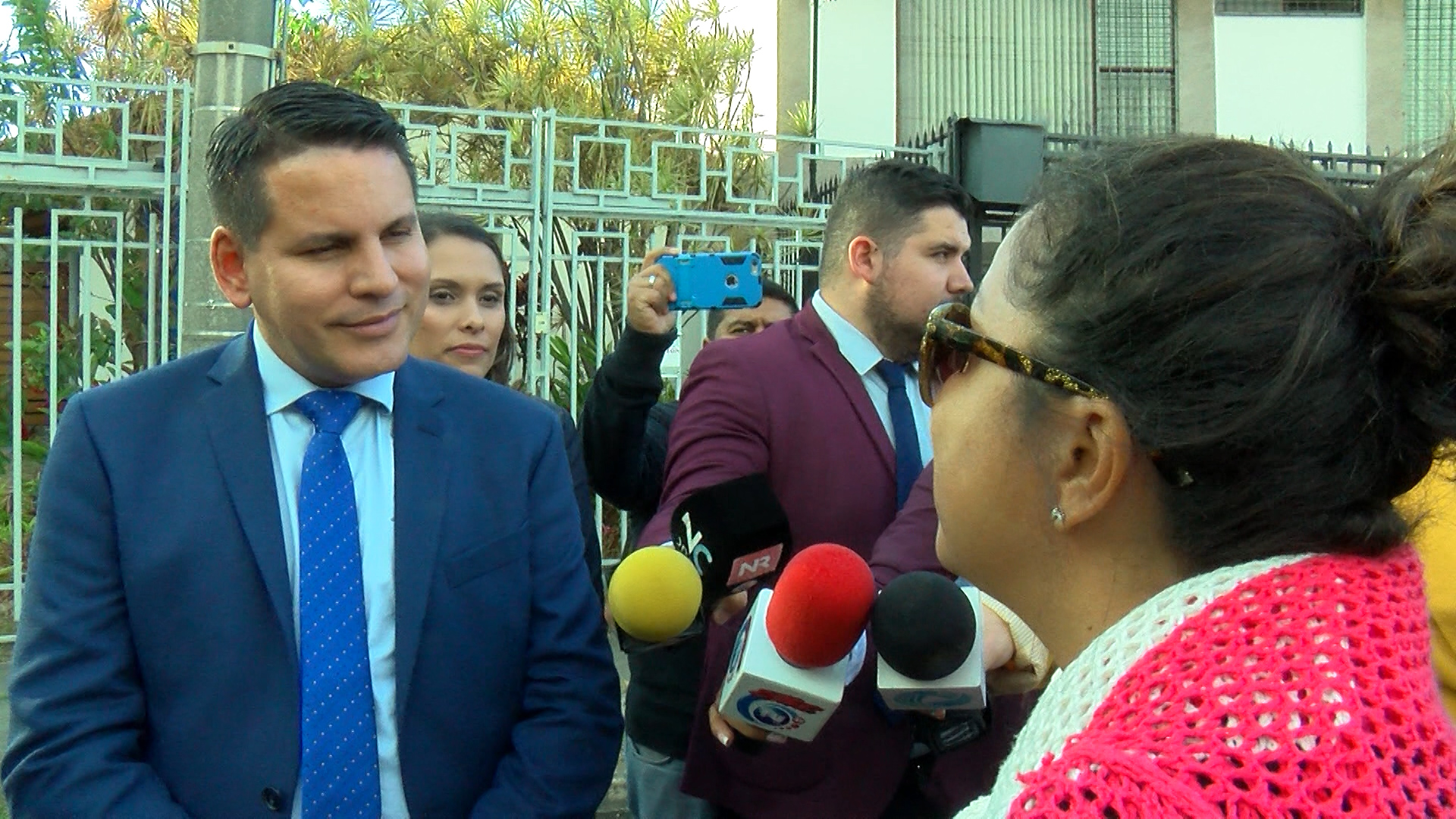 (+VIDEO) Activistas de bienestar animal reclaman a Fabricio Alvarado