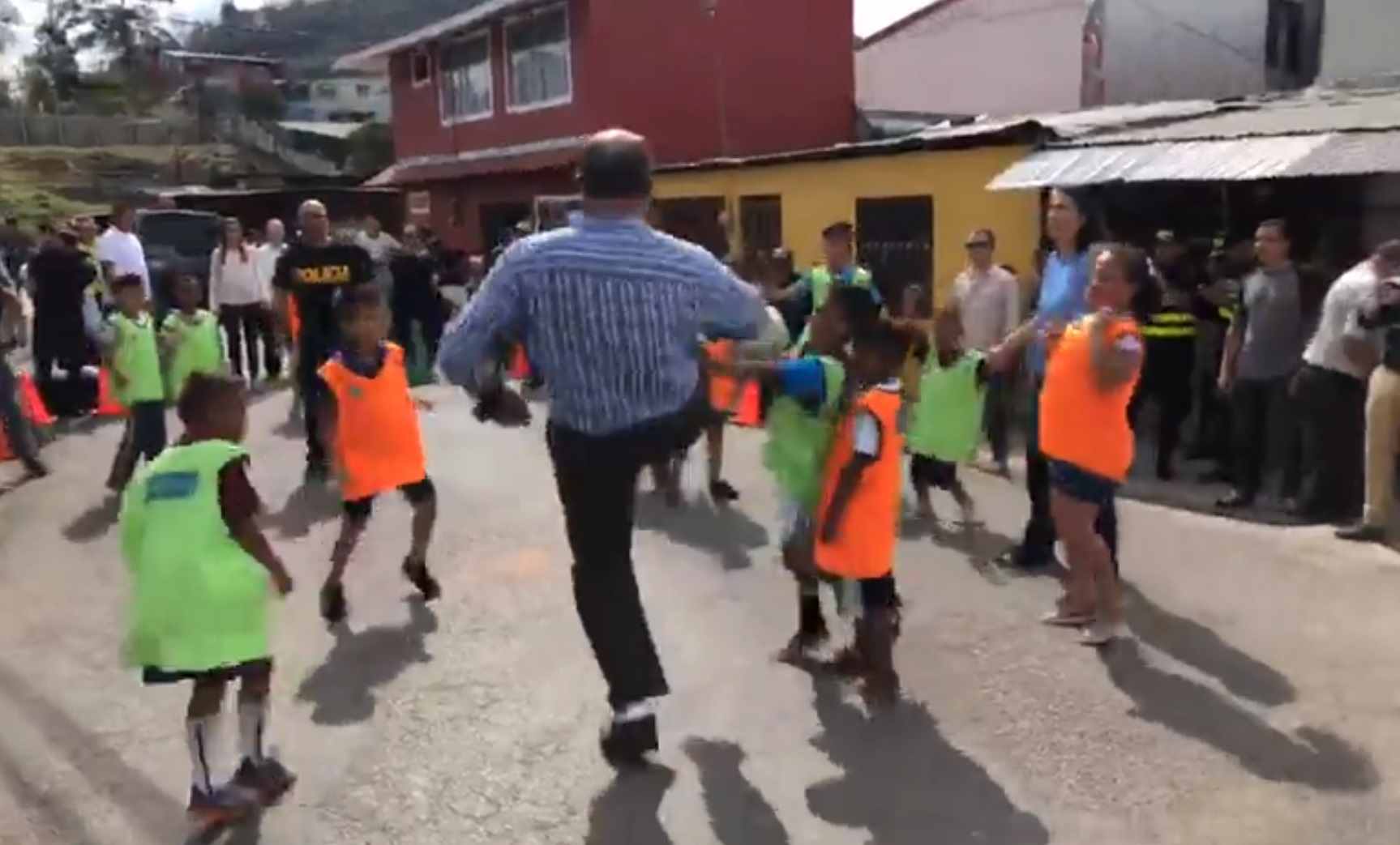 (+VIDEO) Presidente Solís se unió a “La Mejenga”