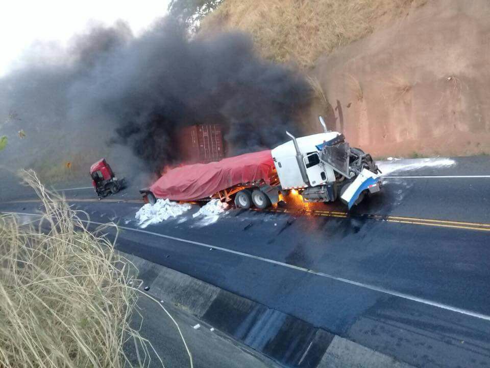 (+FOTOS) Chocan dos tráilers de frente en Ruta 27