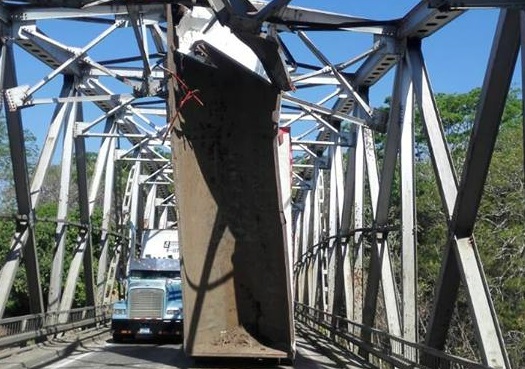 URGENTE: Camión quedó atrapado en puente de Guacimal