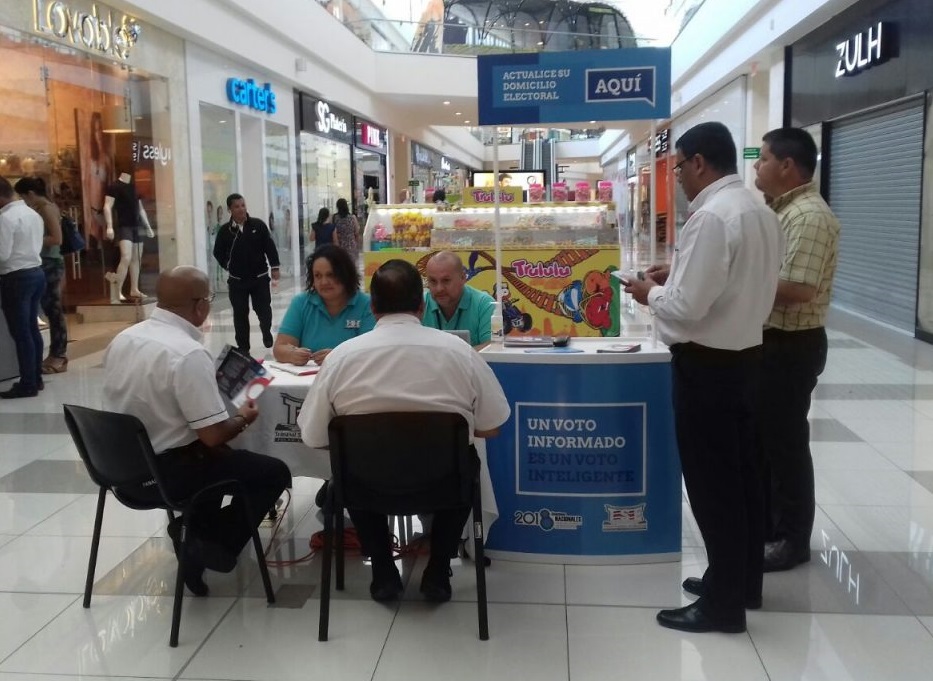 TSE apertura quioscos informativos en centros comerciales