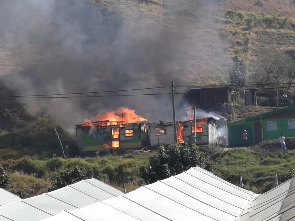 Fuego consumió varias viviendas en Cartago