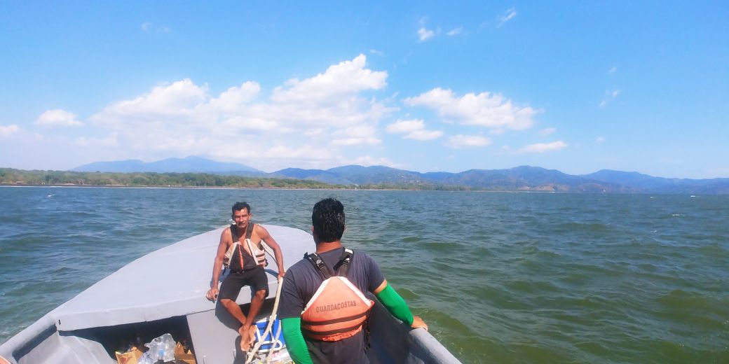 (+VIDEO) Rescatan a tres pescadores que naufragaron cerca del río Tárcoles