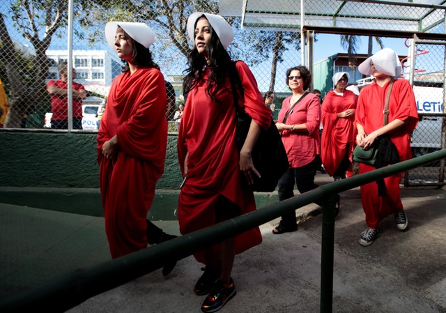 (+FOTOS) Ticas vuelven a disfrazarse de 'The Handmaid’s Tale' para segunda ronda