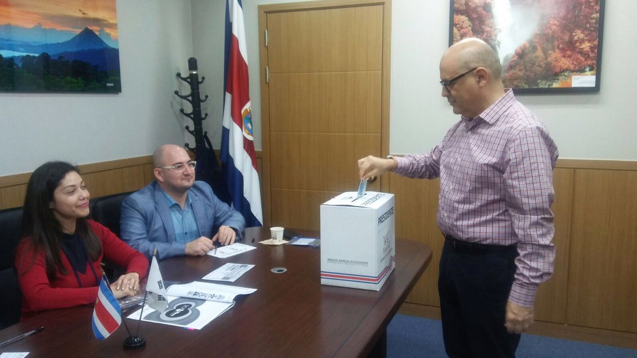 (+VIDEOS) Ticos en el extranjero ejercen su derecho al voto