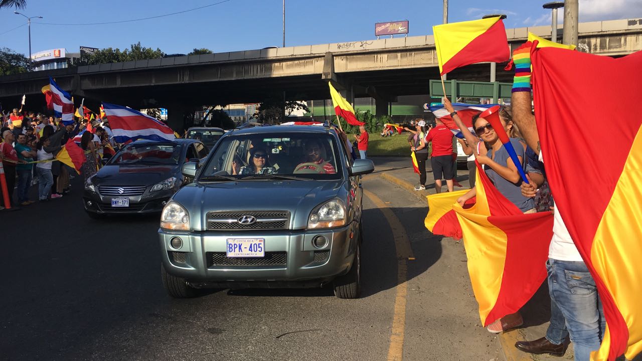 (+VIDEO) Ticos se concentran desde la Fuente de La Hispanidad