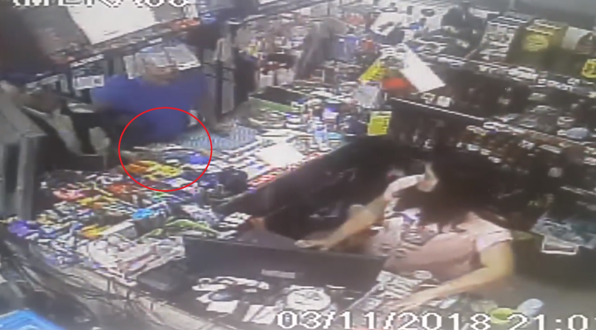 (+VIDEO) Sujetos amenazan con revolver a dependientes