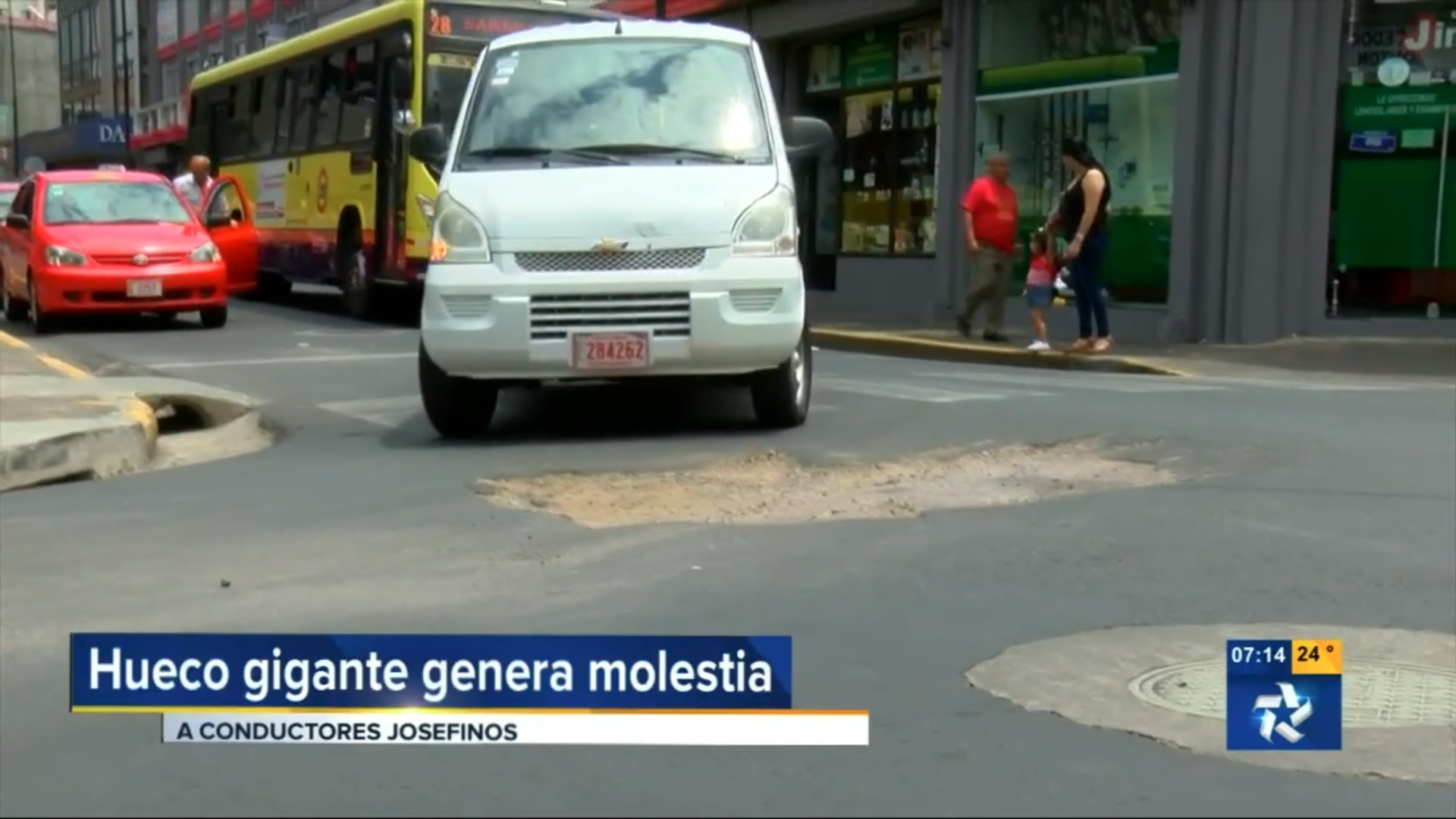 (+VIDEO) Conductores no encuentran forma de esquivar hueco gigante en San José