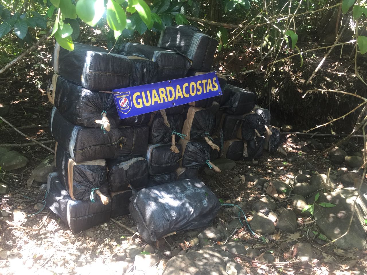 Guardacostas ubica 35 pacas de cocaína en el Pacífico Sur