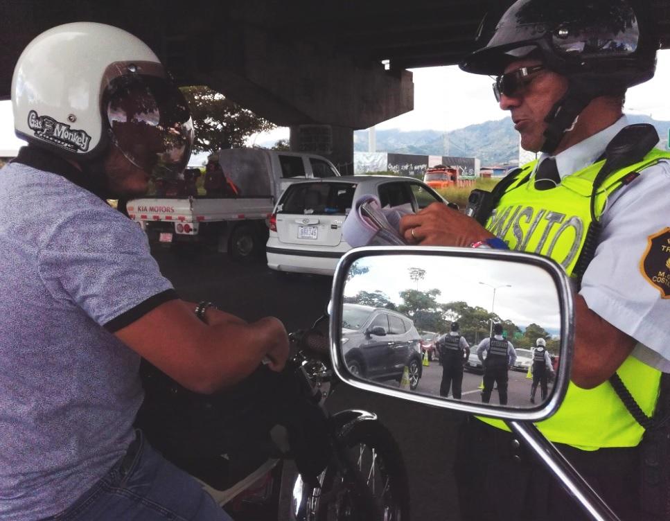110 conductos son multados al día por mal estacionamiento
