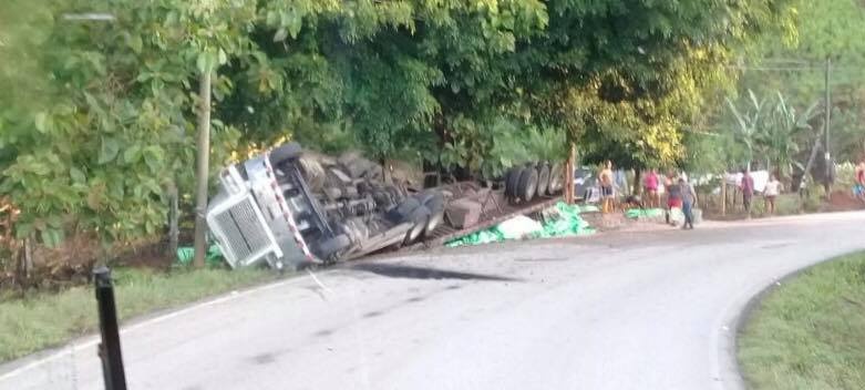 Vuelco deja dos personas fallecidas y seis heridos 