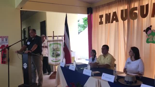 Presidente en Inauguración de Escuela