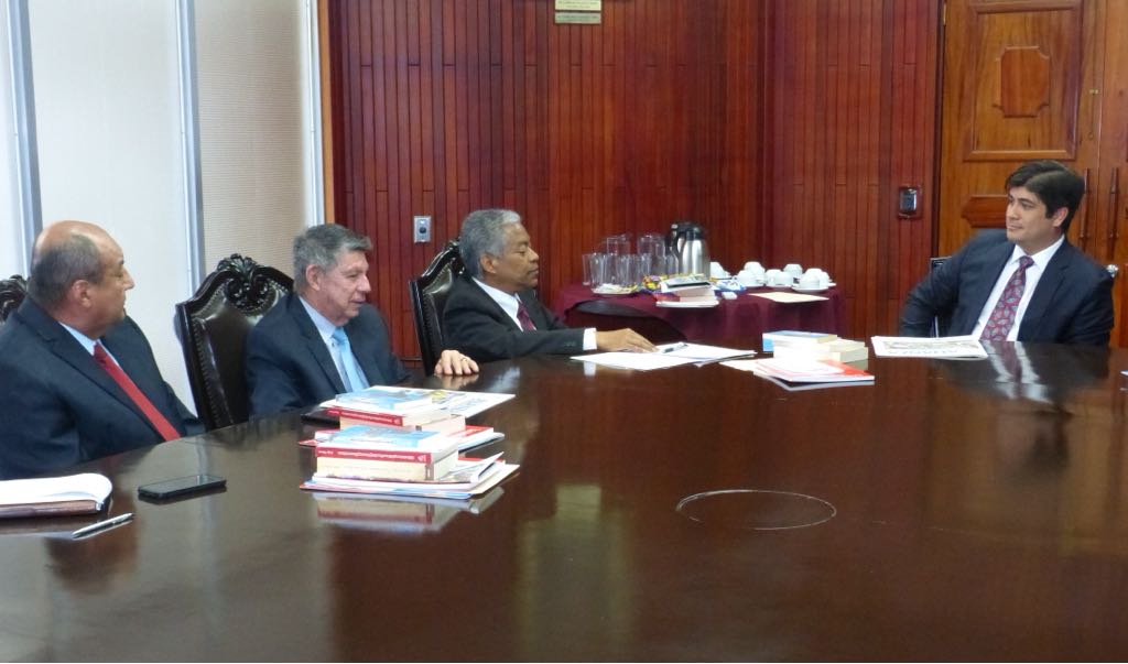 Alvarado y Alianza Evangélica coinciden que prioridad es resolver déficit fiscal