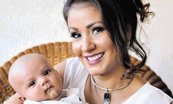 Elena Umaña regresa con su hijo 