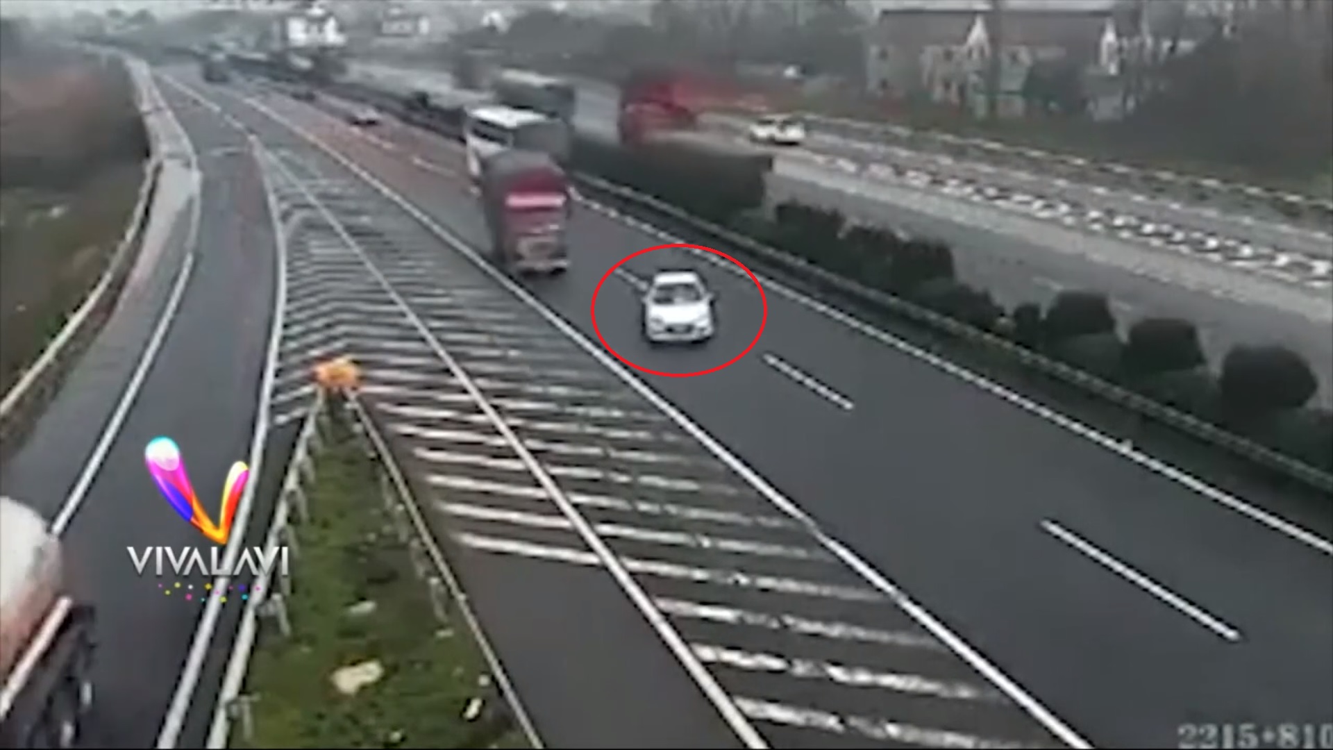 (+VIDEO) Chofer imprudente ocasionó accidente y se va como si nada