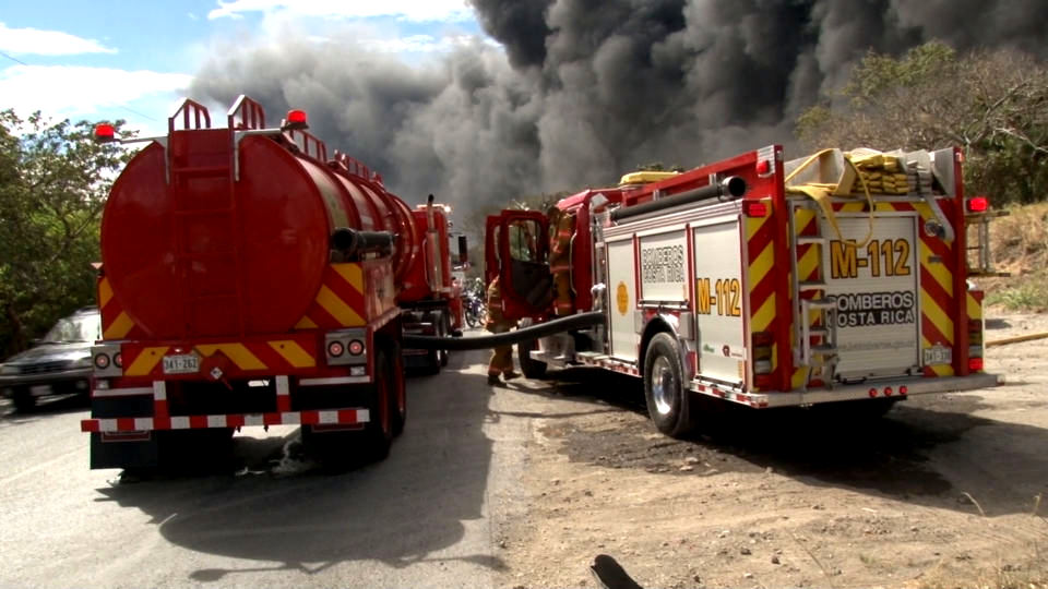 (+VIDEO) Fuego consume al menos tres locales comerciales 