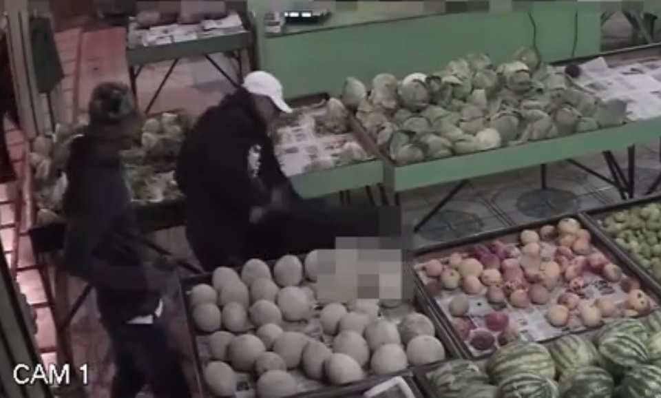 (+VIDEO) ¡Se busca! Ingresan a verdulería ​y asesinan a hombre