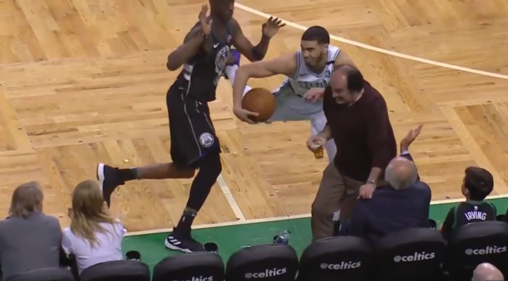 (+VIDEO) El aficionado que recibió una ovación por salvar su cerveza

 