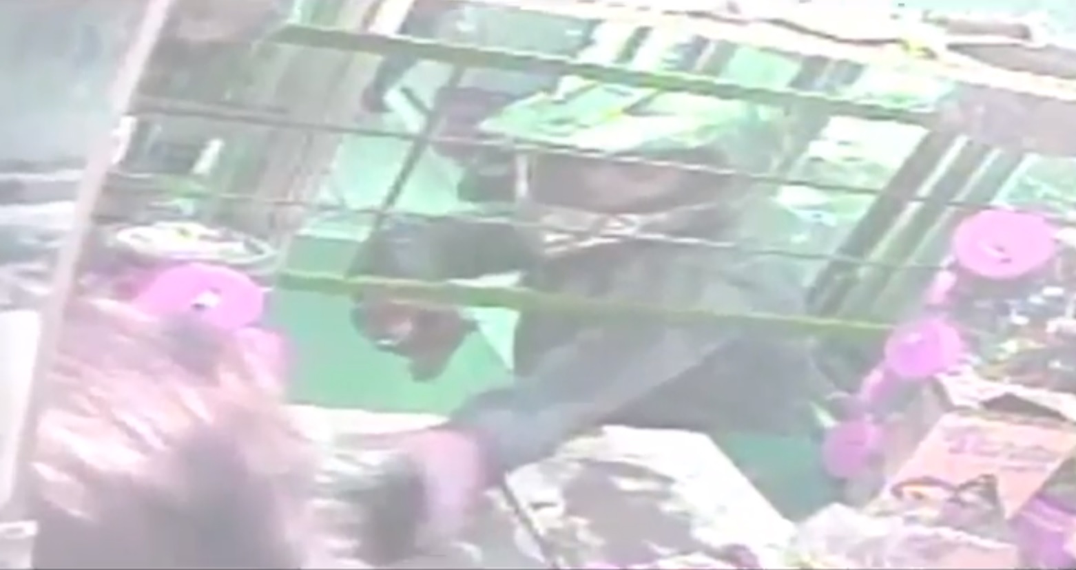 (+VIDEO) Con arma en mano hombre asaltó Minisúper en San Pedro