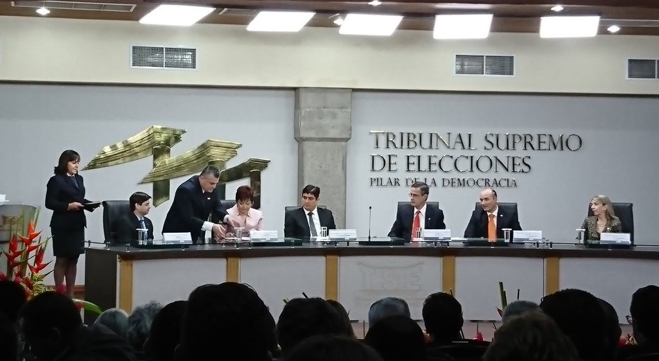 Carlos Alvarado recibe credenciales como Presidente