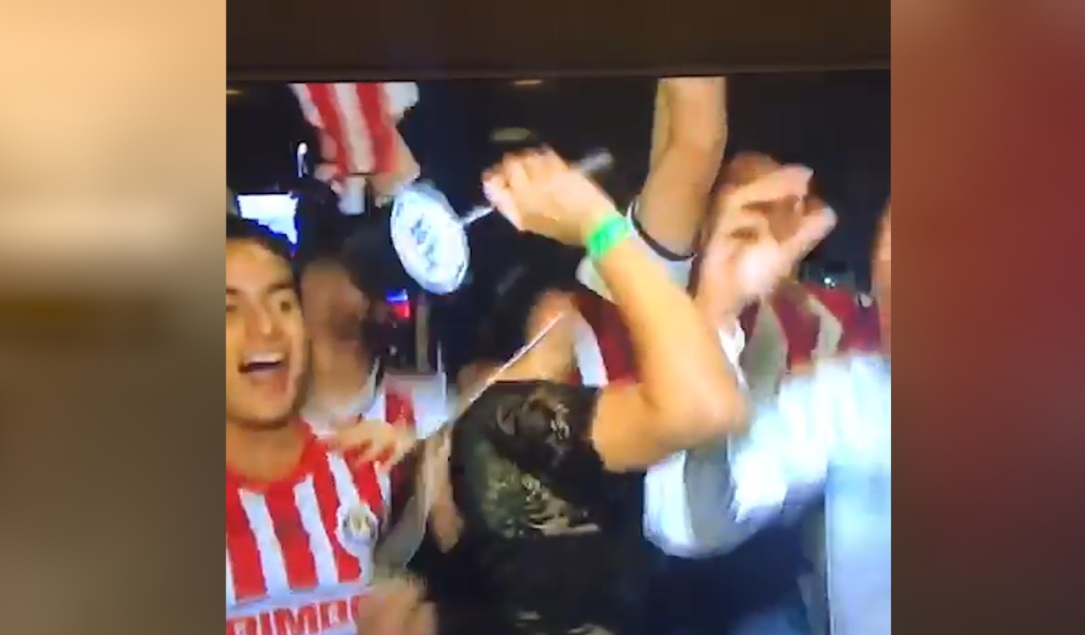 (+VIDEO) Reportera le pega un ‘microfonazo’ a fanático emocionado