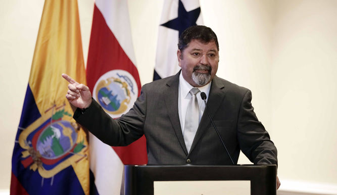 Ministro de Seguridad se recupera tras cirugía de emergencia