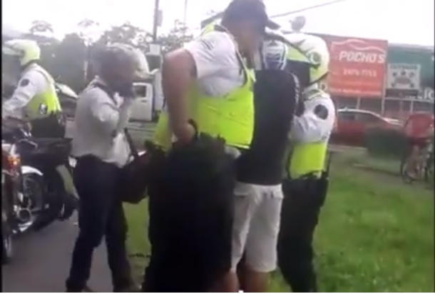 (+VIDEO) Hombre se enfrenta con oficiales en San Carlos