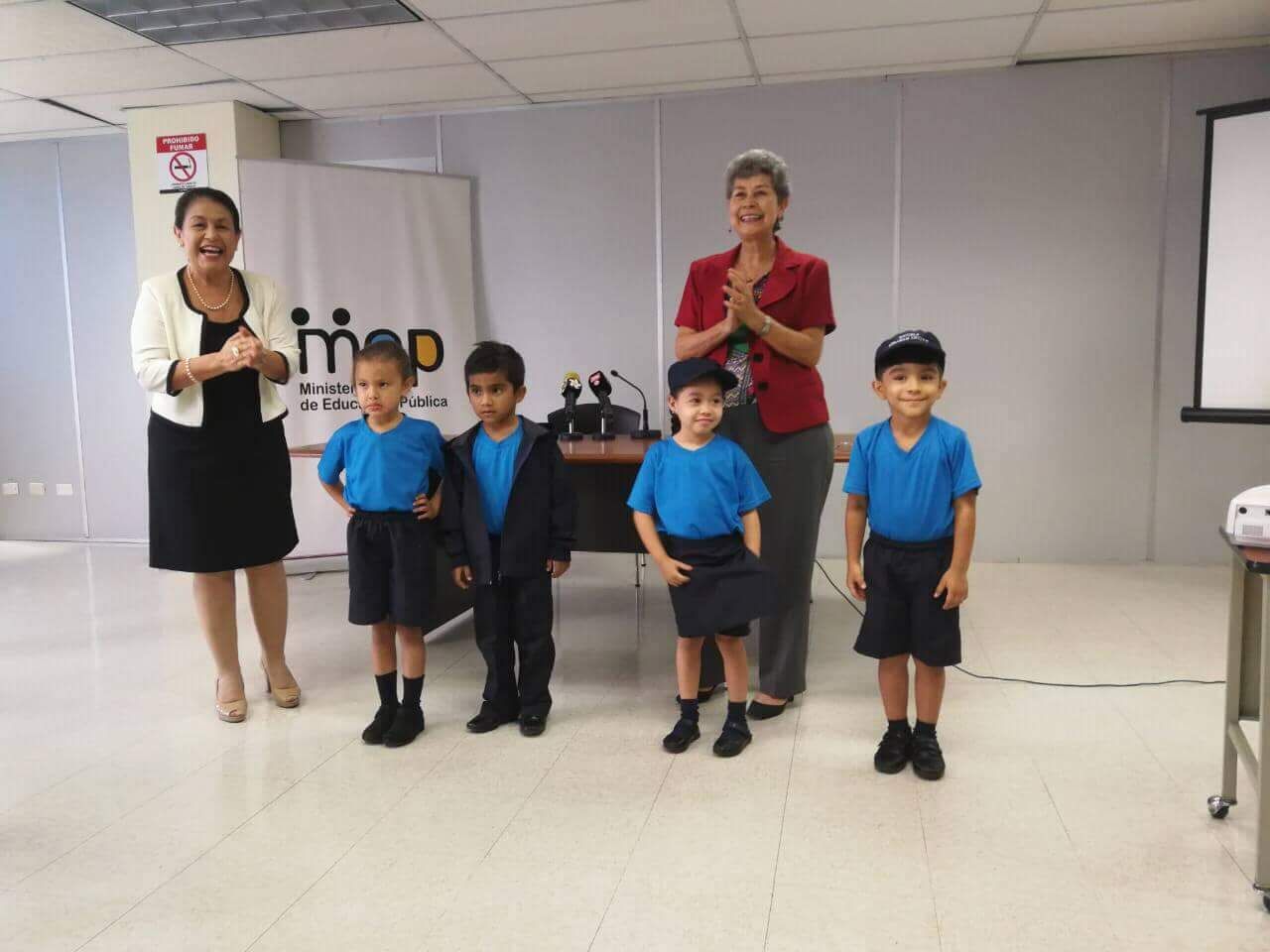 (+VIDEO) Niños de preescolar usarán nuevo uniforme