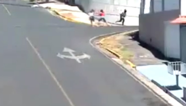 (+VIDEO) Entre dos golpean y asaltan mujer en Alajuela