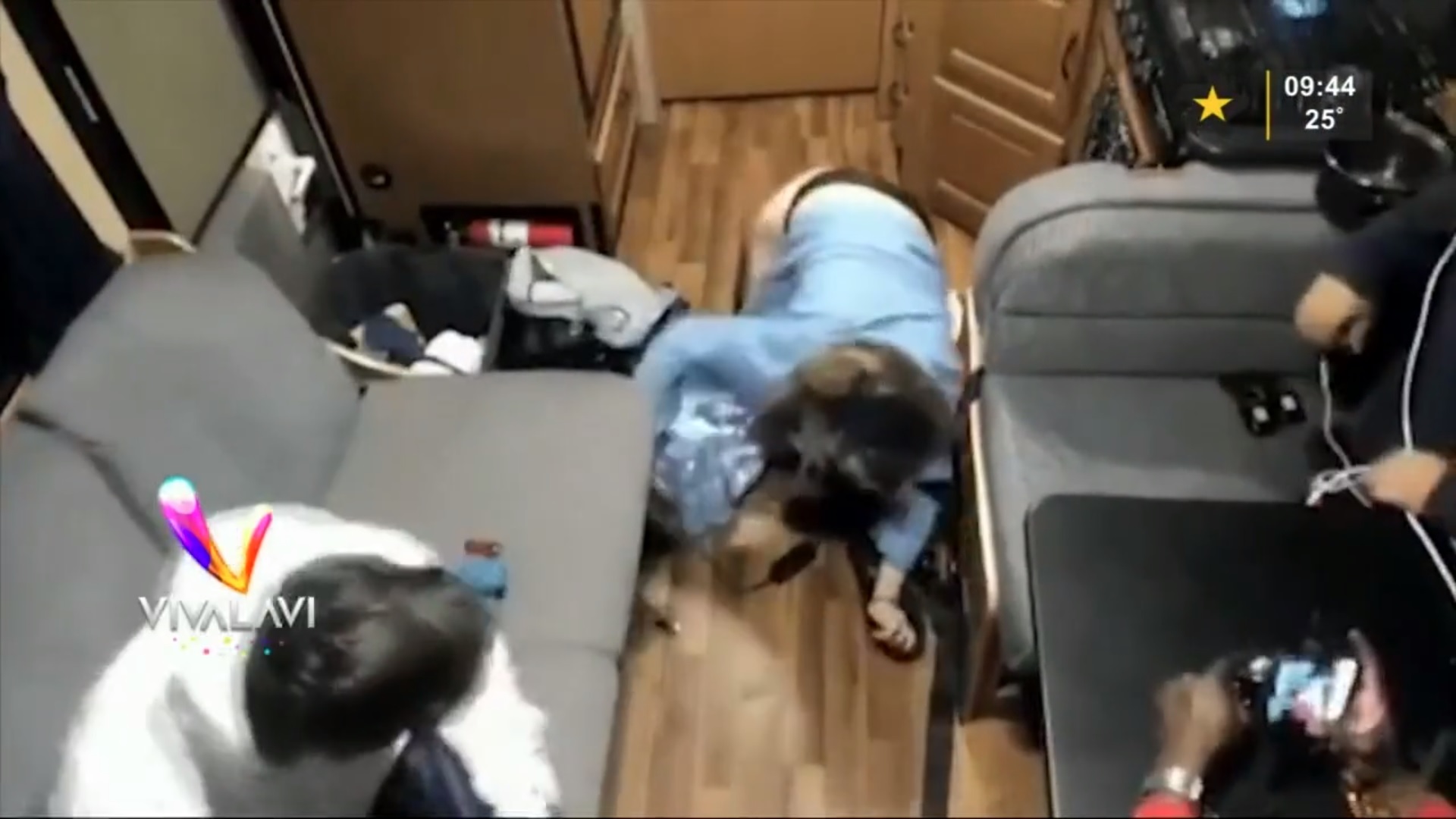 (+VIDEO) ¡Cuidado! 'Frenazo en seco' le pasa la factura a esta mujer