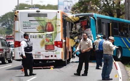 Joven se recupera tras accidente de buses