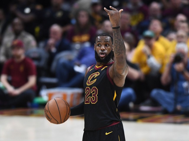 (+VIDEO) James le enseña a su hijo como clavar la pelota
 