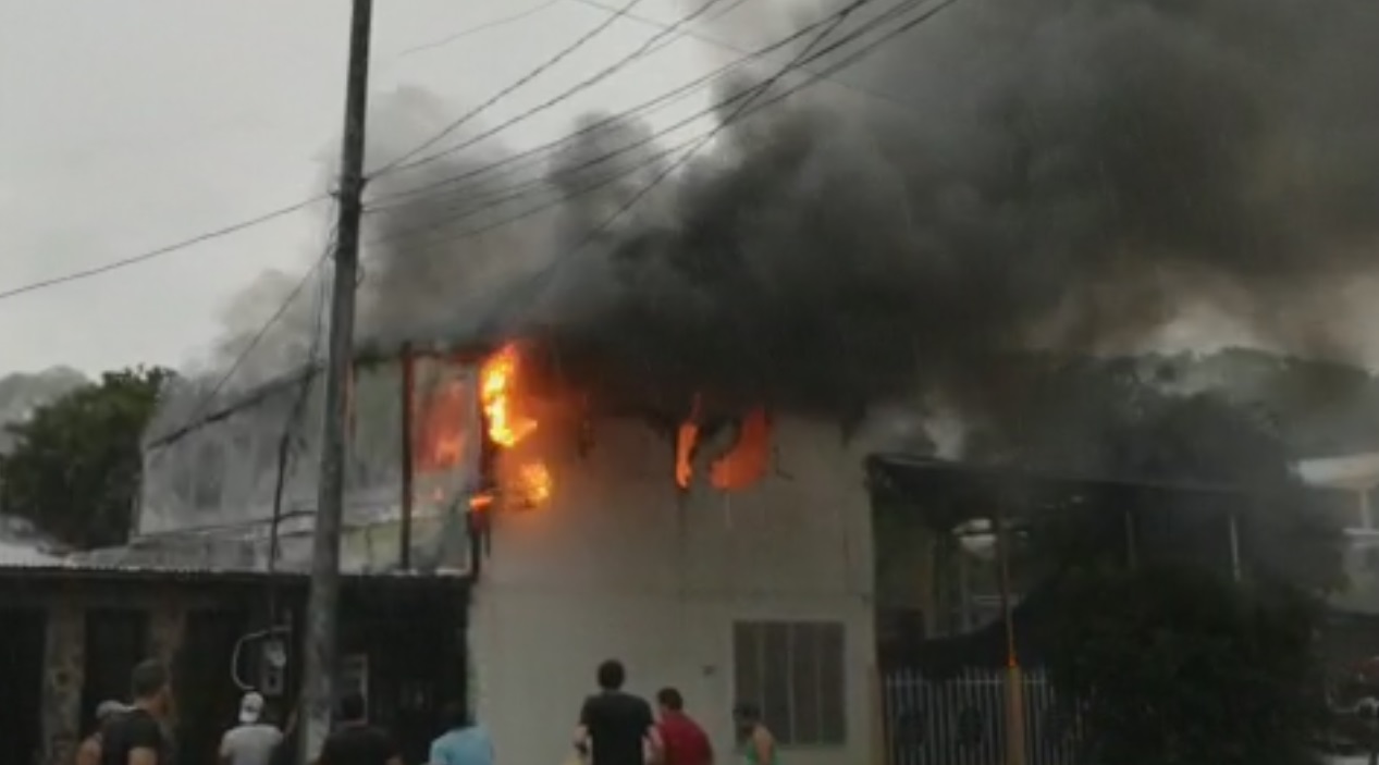 (+VIDEO) Fuerte incendio consume vivienda en Guanacaste