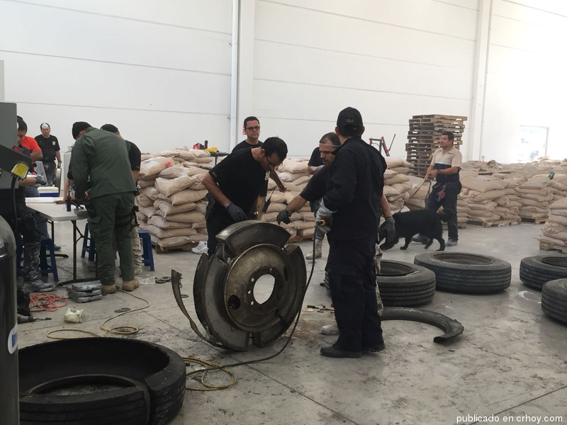 Sospechosos utilizaban llantas de camiones para esconder la cocaína.