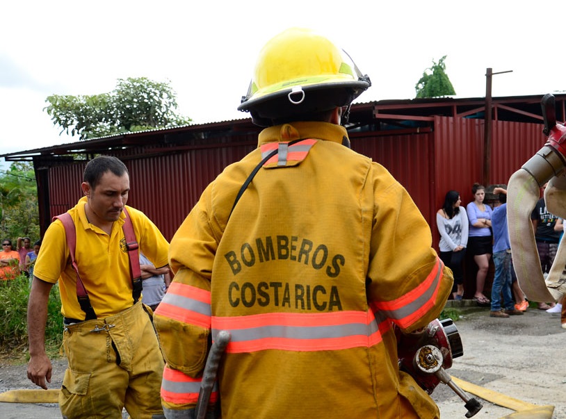 Personas atrapadas por caída de una tapia en Cartago