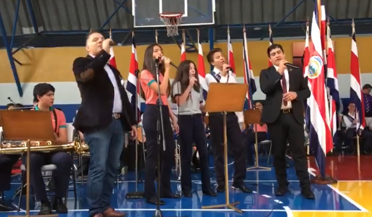 (+VIDEOS) Carlos Alvarado tomó el micrófono e interpretó temas de Pink Floyd 